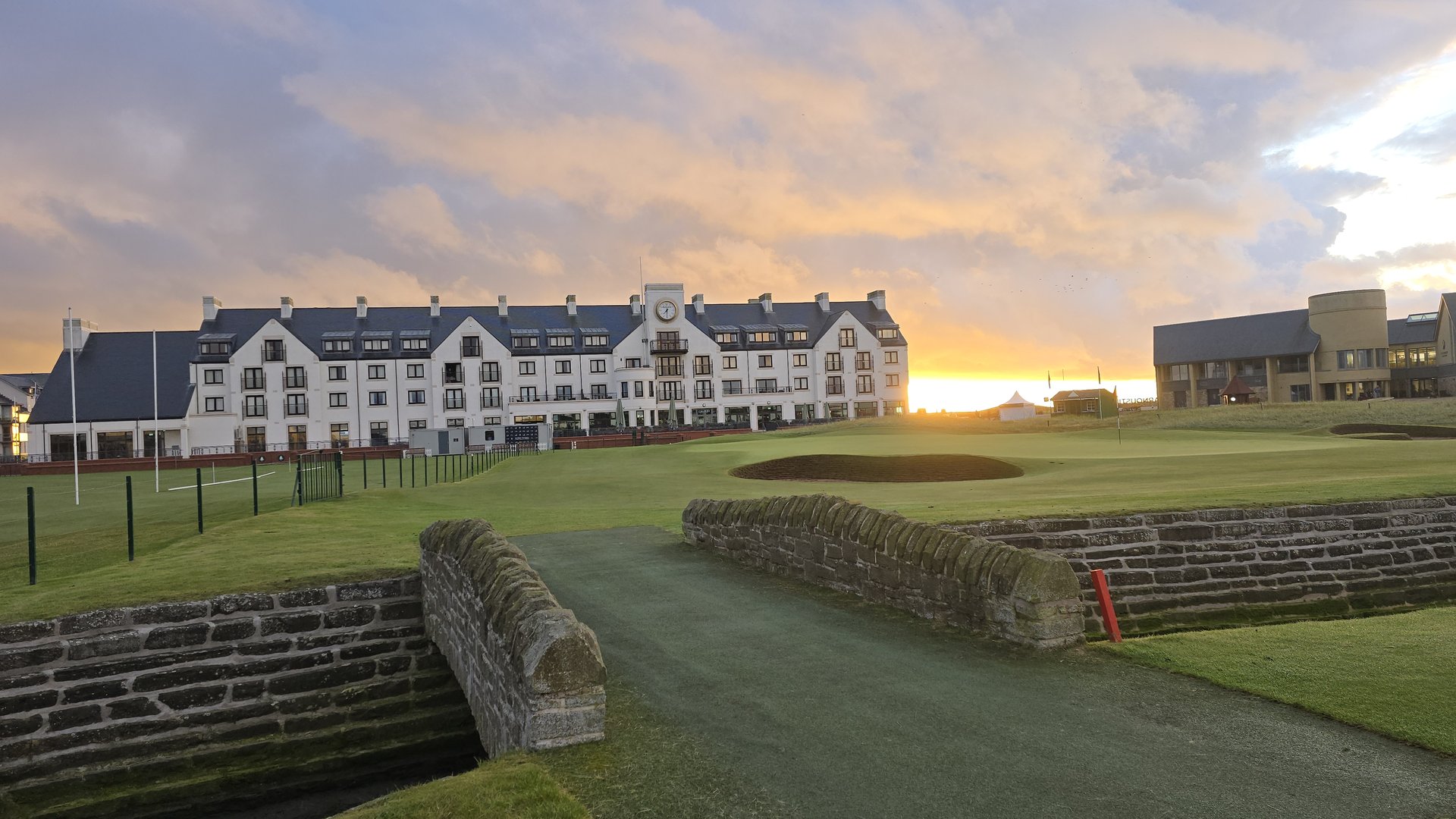 A comprehensive Carnoustie Championship Course visitor guide covering booking, dress code, caddies, parking and arrival